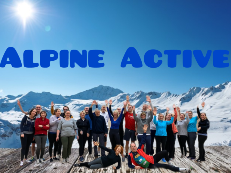 Gruppierung von Menschen mit erhobenen Händen vor schneebedeckten Bergen und blauen Himmel.